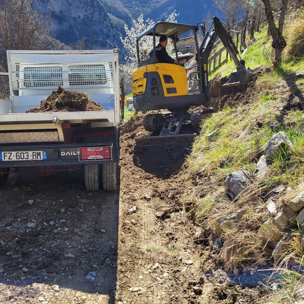 Engin sophistiqué pour le terrassement à Menton